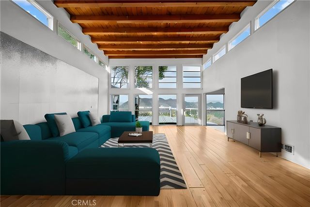 7027 Macapa, Los Angeles, CA 90068