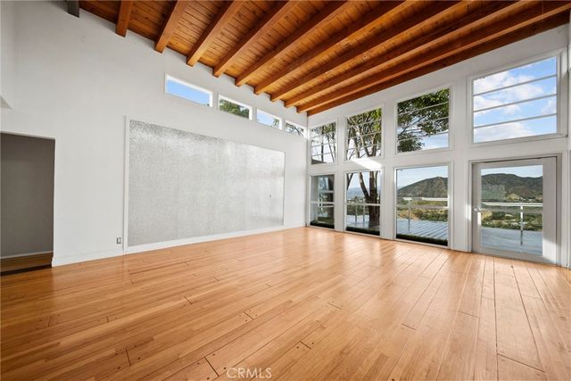 7027 Macapa, Los Angeles, CA 90068