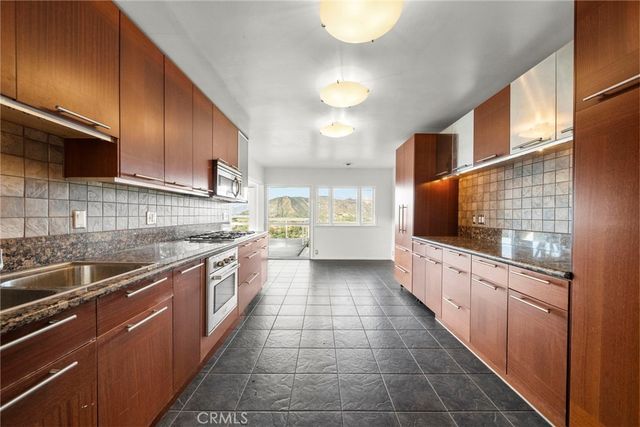 7027 Macapa, Los Angeles, CA 90068