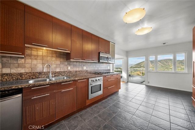 7027 Macapa, Los Angeles, CA 90068