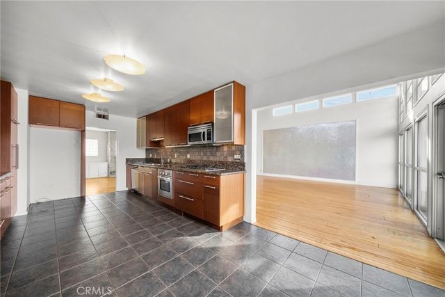 7027 Macapa, Los Angeles, CA 90068