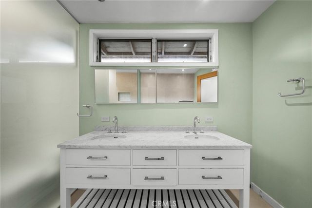 7027 Macapa, Los Angeles, CA 90068