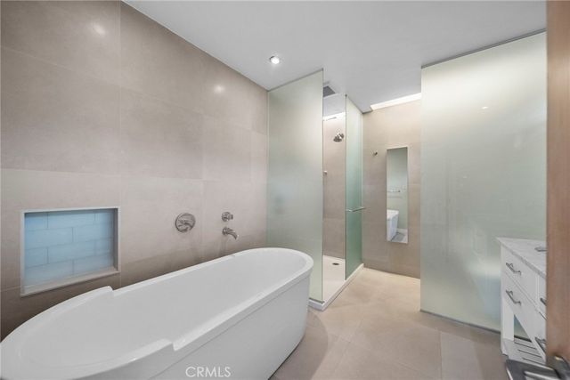 7027 Macapa, Los Angeles, CA 90068