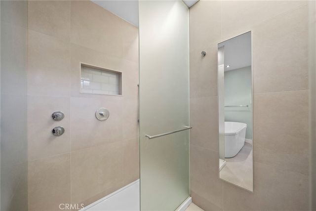 7027 Macapa, Los Angeles, CA 90068