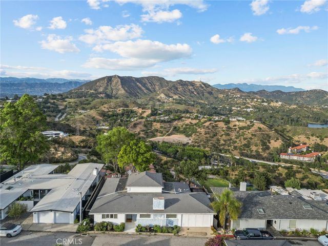 7027 Macapa, Los Angeles, CA 90068