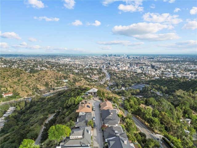 7027 Macapa, Los Angeles, CA 90068