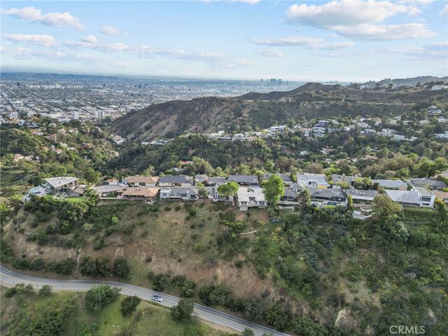 7027 Macapa, Los Angeles, CA 90068