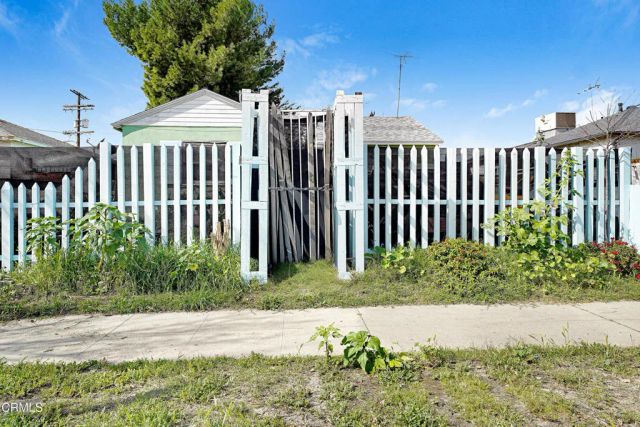 7227 Camellia Avenue, Los Angeles, CA 91605