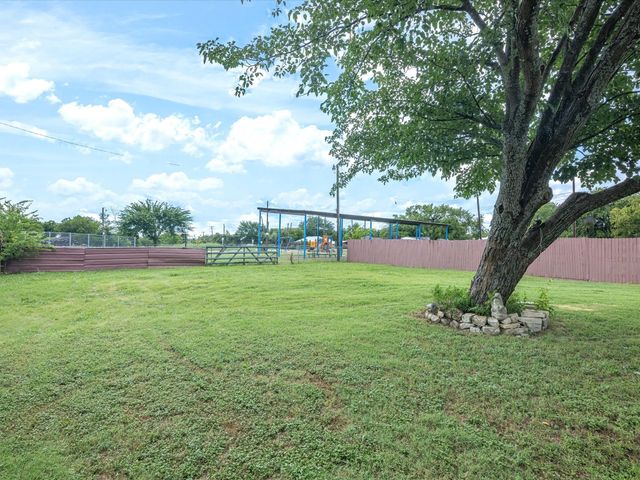 402 E Davis Avenue, Alvarado, TX 76009