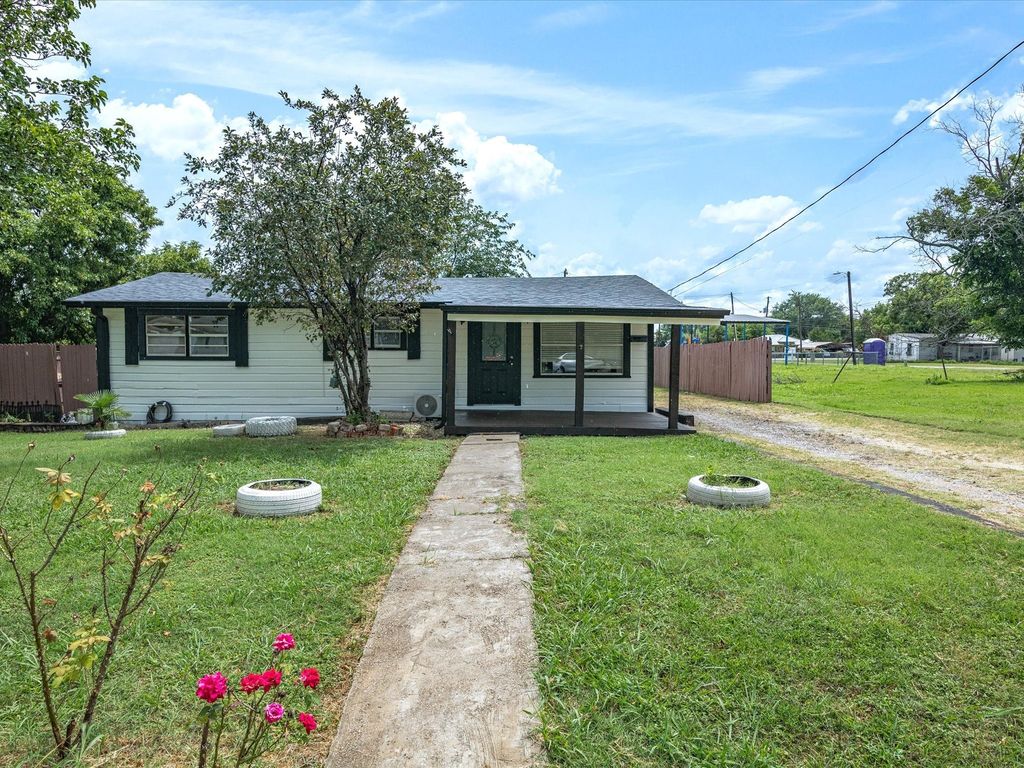 402 E Davis Avenue, Alvarado, TX 76009