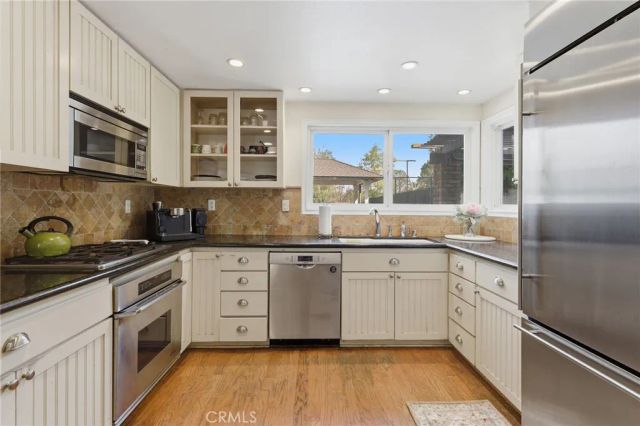 22963 Collins Street, Woodland Hills, CA 91367