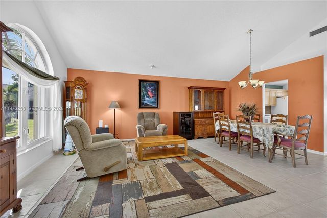 112 CAMELOT CT, Royal Palm Beach, FL 33411