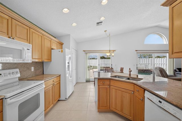 112 CAMELOT CT, Royal Palm Beach, FL 33411