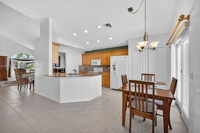 112 CAMELOT CT, Royal Palm Beach, FL 33411