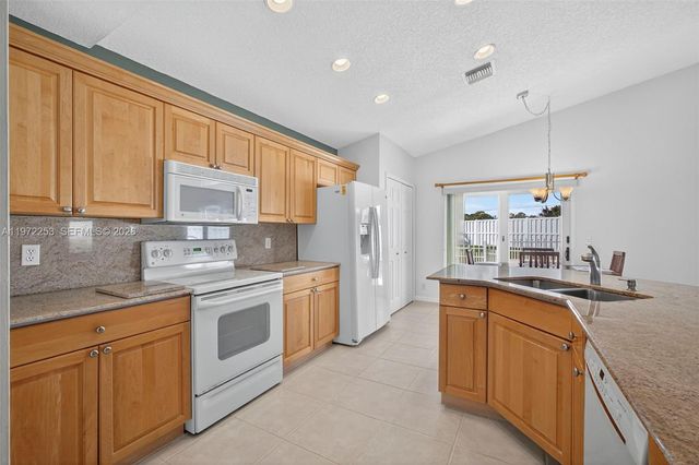 112 CAMELOT CT, Royal Palm Beach, FL 33411