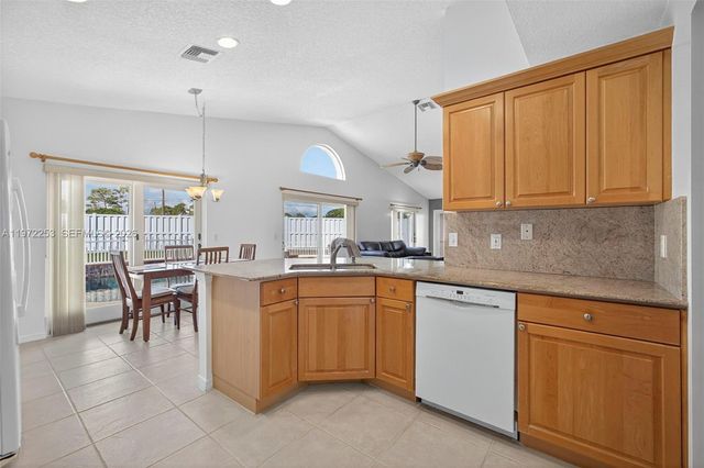 112 CAMELOT CT, Royal Palm Beach, FL 33411