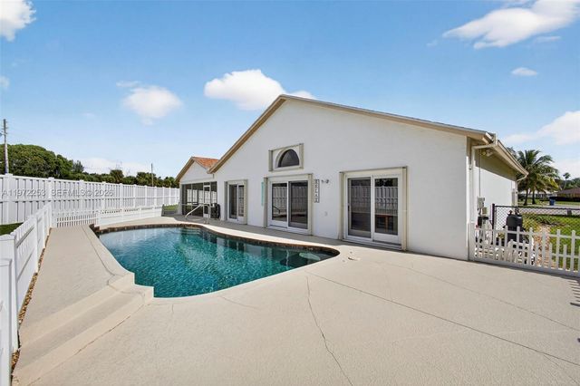 112 CAMELOT CT, Royal Palm Beach, FL 33411