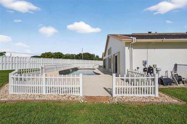 112 CAMELOT CT, Royal Palm Beach, FL 33411