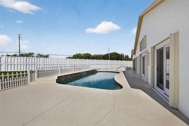 112 CAMELOT CT, Royal Palm Beach, FL 33411