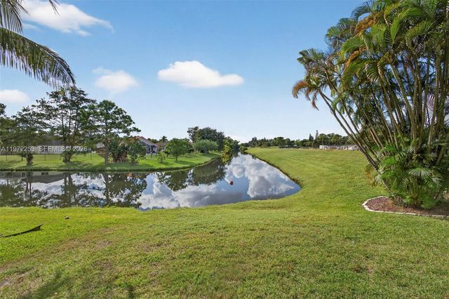 112 CAMELOT CT, Royal Palm Beach, FL 33411