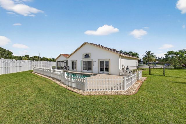 112 CAMELOT CT, Royal Palm Beach, FL 33411