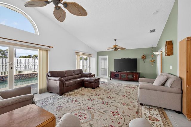 112 CAMELOT CT, Royal Palm Beach, FL 33411