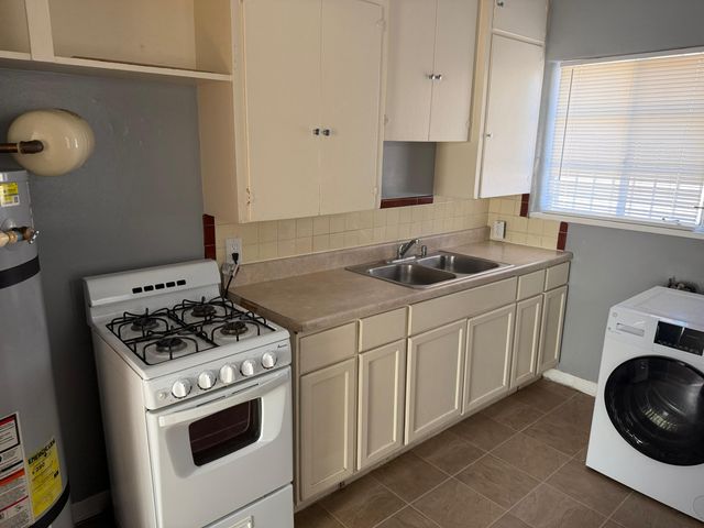 516 Ash Street SE B, Albuquerque, NM 87106