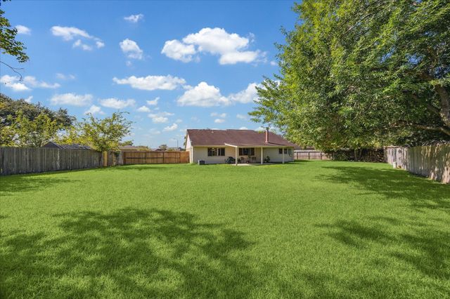 16803 Kings Chapel Court, Friendswood, TX 77546