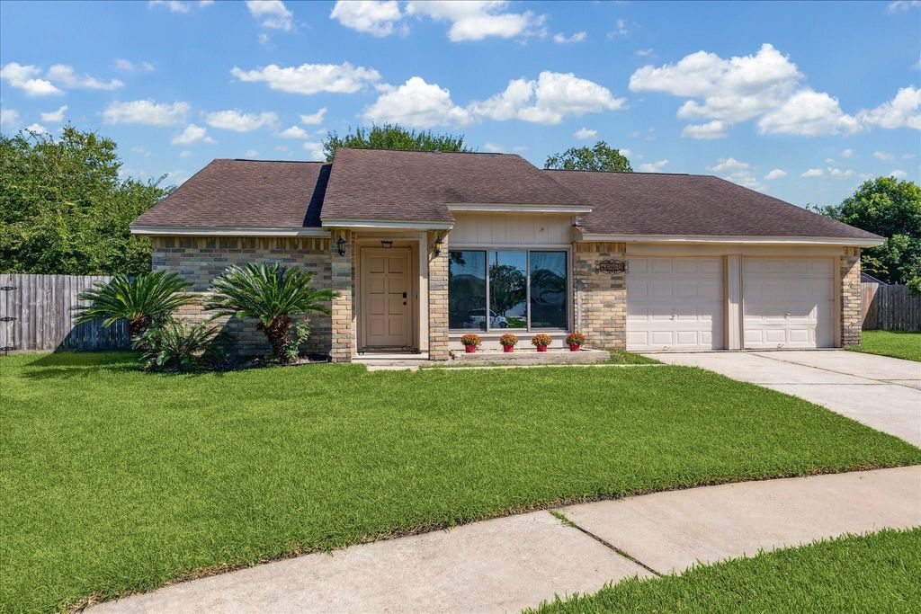 16803 Kings Chapel Court, Friendswood, TX 77546