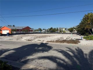 526 67TH STREET, Holmes Beach, FL 34217