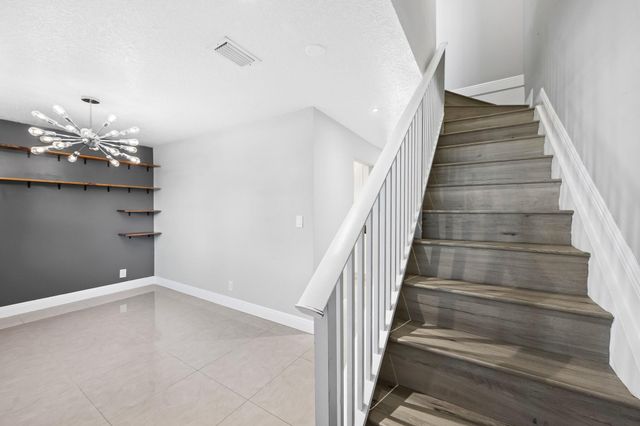 2127 NE 11th Avenue, Wilton Manors, FL 33305