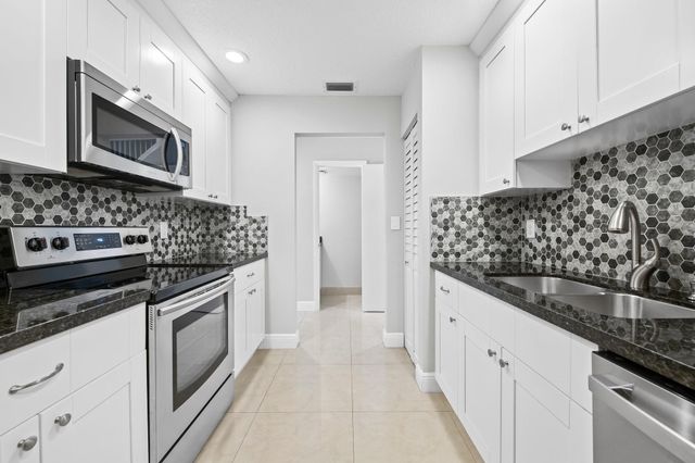 2127 NE 11th Avenue, Wilton Manors, FL 33305