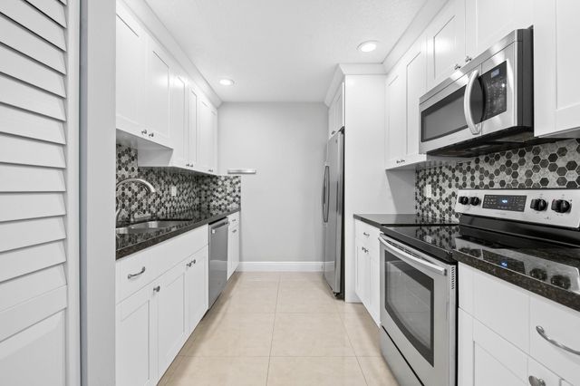 2127 NE 11th Avenue, Wilton Manors, FL 33305