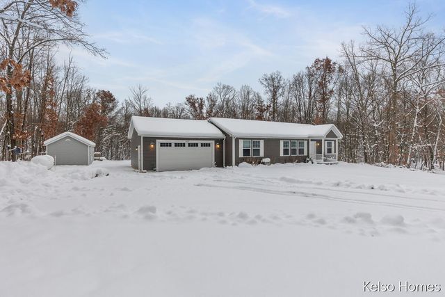1072 N Bingham Avenue, White Cloud, MI 49349