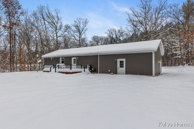 1072 N Bingham Avenue, White Cloud, MI 49349