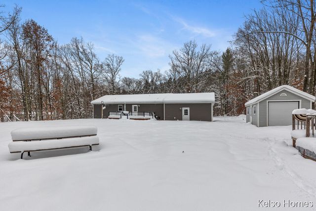 1072 N Bingham Avenue, White Cloud, MI 49349