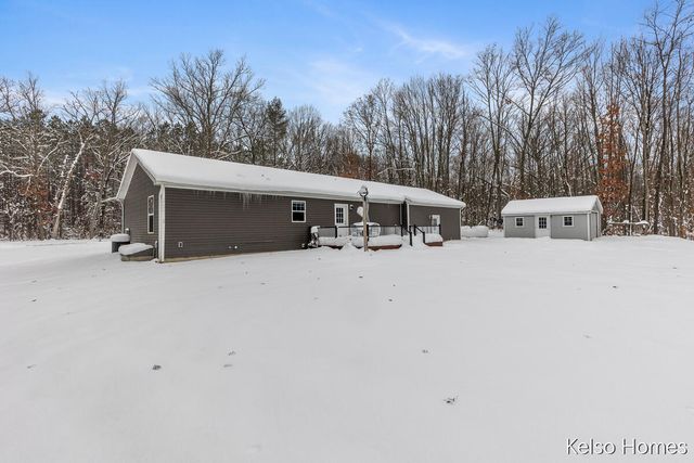 1072 N Bingham Avenue, White Cloud, MI 49349