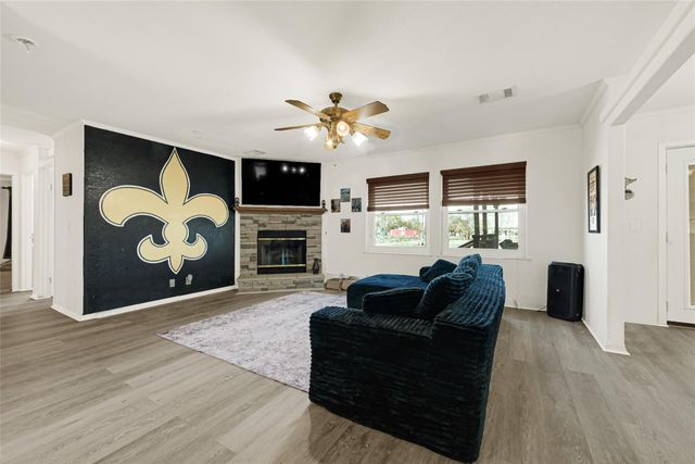 9222 Avenue C, Liverpool, TX 77577