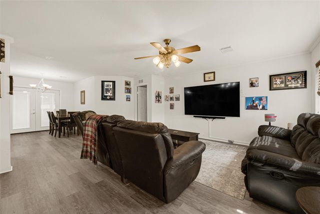 9222 Avenue C, Liverpool, TX 77577