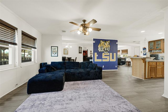 9222 Avenue C, Liverpool, TX 77577