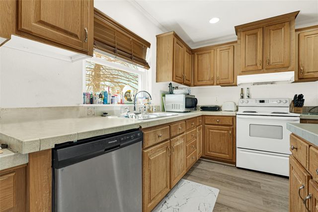 9222 Avenue C, Liverpool, TX 77577