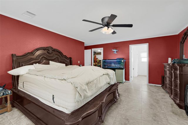 9222 Avenue C, Liverpool, TX 77577