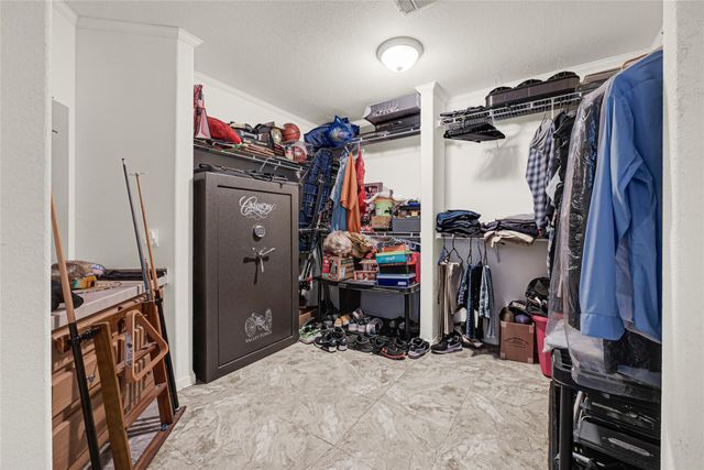 9222 Avenue C, Liverpool, TX 77577