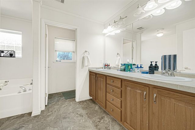 9222 Avenue C, Liverpool, TX 77577