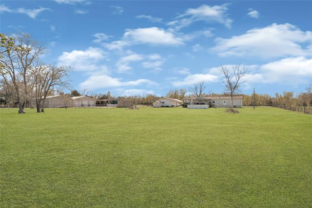 9222 Avenue C, Liverpool, TX 77577