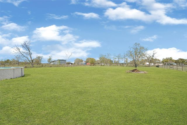 9222 Avenue C, Liverpool, TX 77577