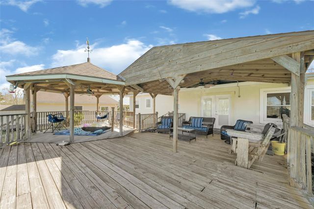 9222 Avenue C, Liverpool, TX 77577