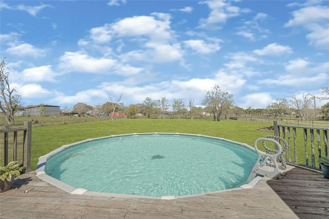 9222 Avenue C, Liverpool, TX 77577