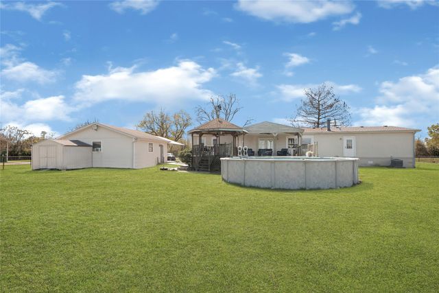 9222 Avenue C, Liverpool, TX 77577