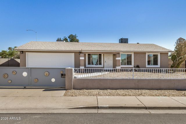 1833 N EDGEWATER Circle, Mesa, AZ 85207